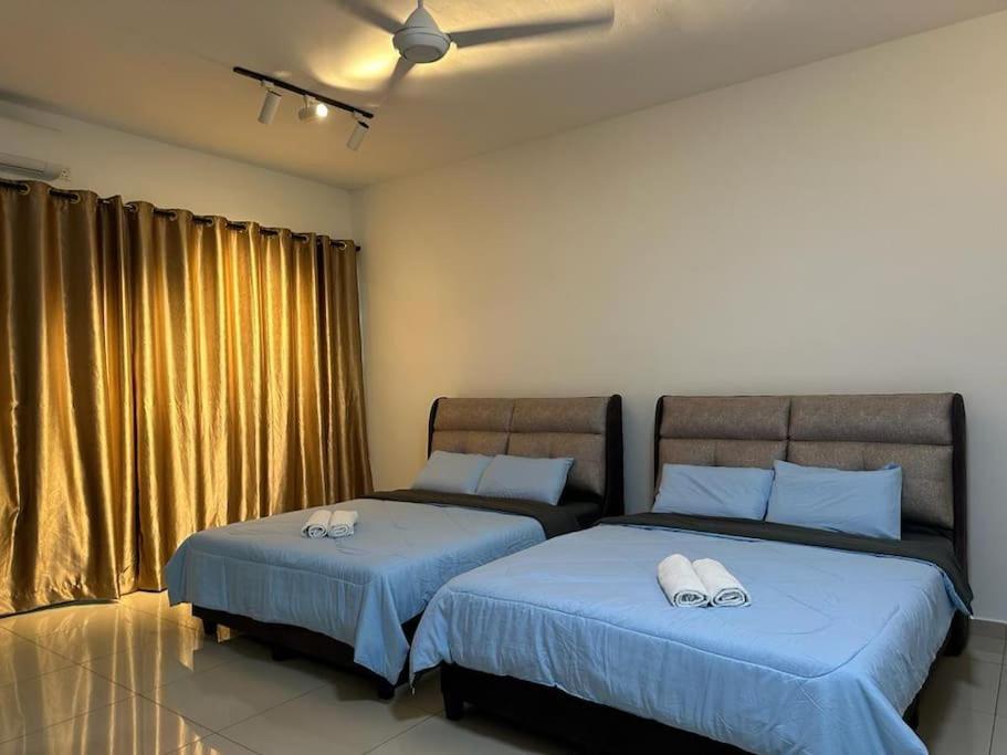 芙蓉2 Storey, Hijayu 3D Alconix, Sendayan, Seremban的卧室内两张并排的床