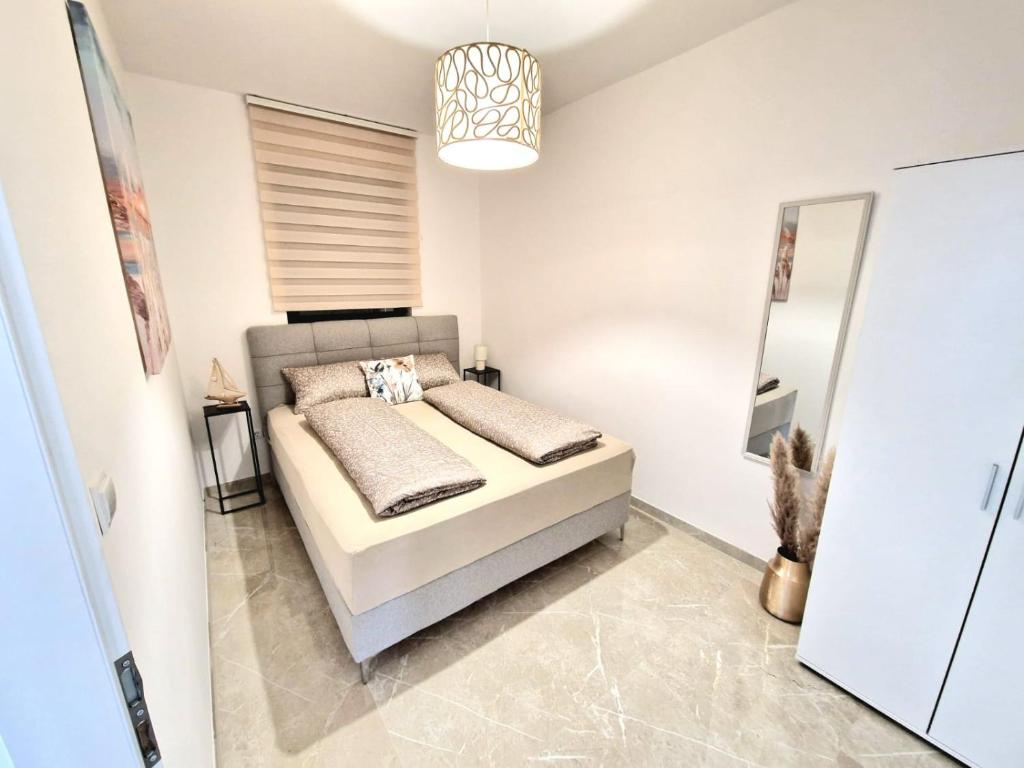 奥米沙利Apartments Tadic的一间卧室配有一张床和镜子