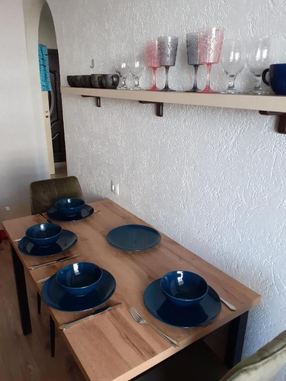 利耶帕亚Our Little World的一张木桌,上面有四个蓝色的板子