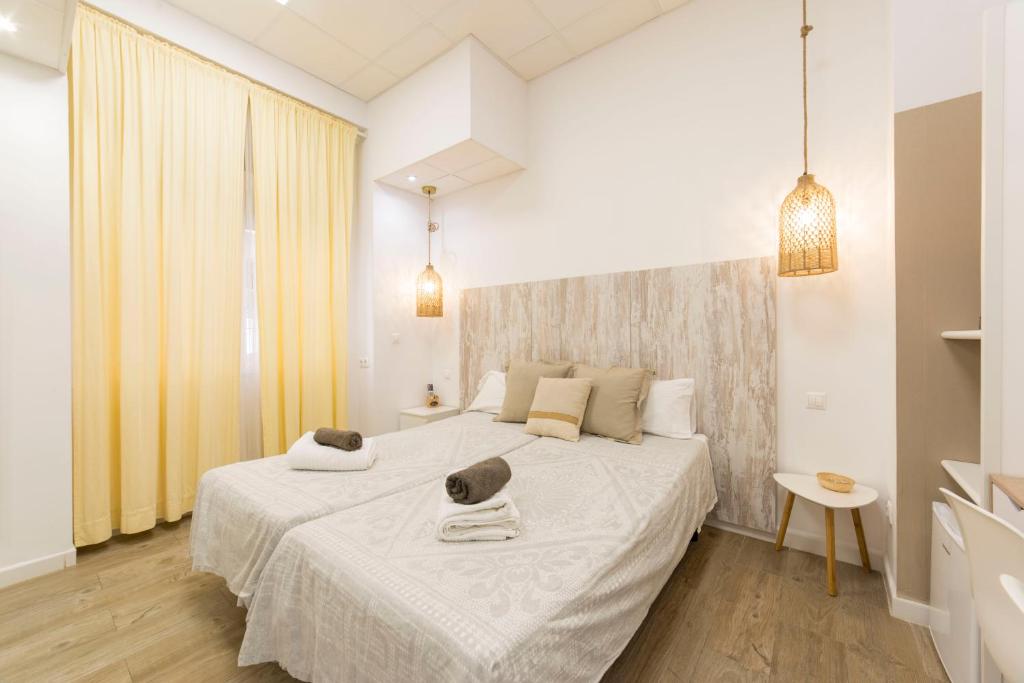 科尔多瓦Home up Qurtuba的卧室配有一张白色大床