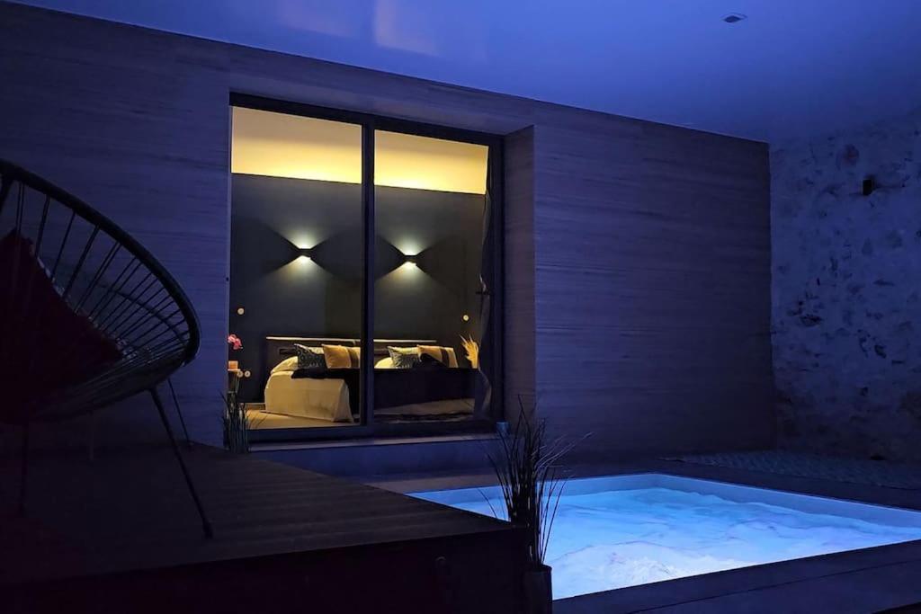 Villa & Spa Luxuria的客房设有带床和窗户的浴缸。