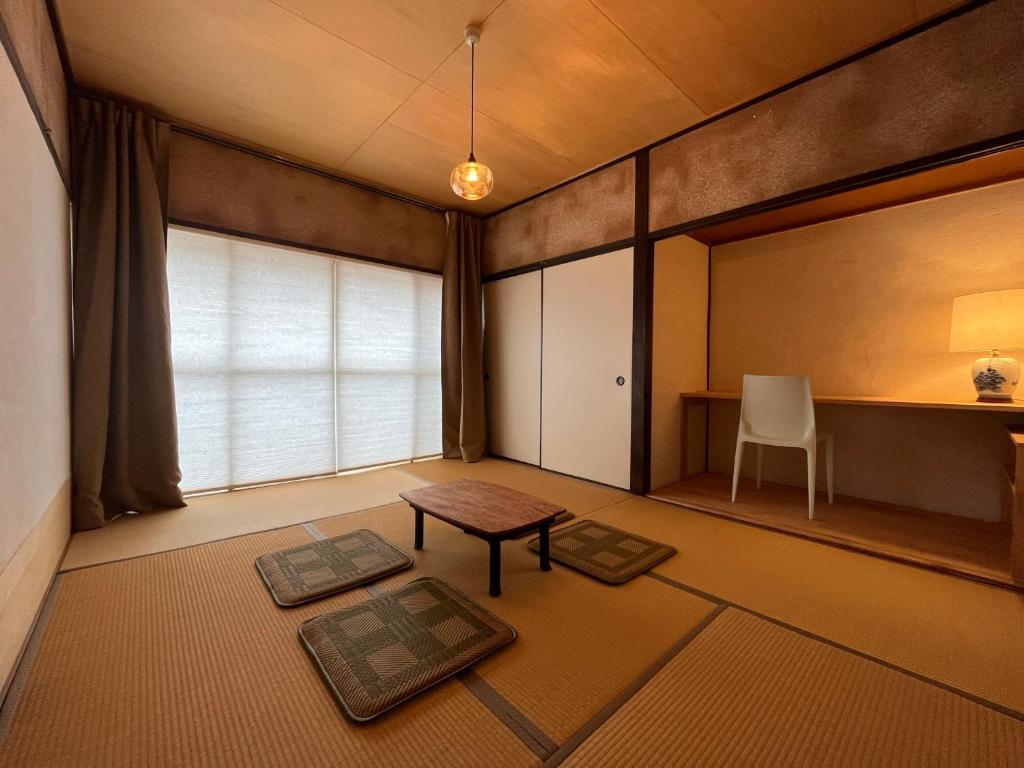 长崎AKUNOURA HUIS的客厅配有桌子和窗户