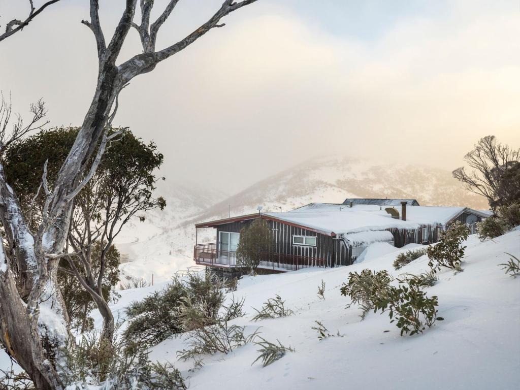 佩里舍峡谷谷特加旅馆的山前雪中的房子