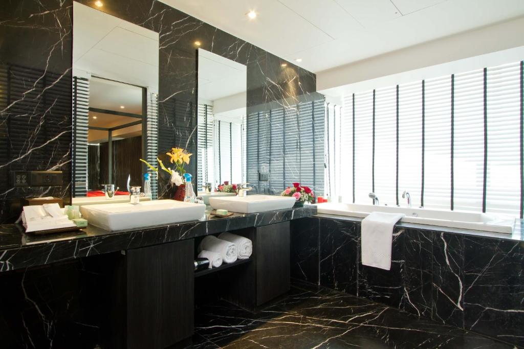 孟买瑞典设计型酒店的浴室设有2个水槽和2面镜子