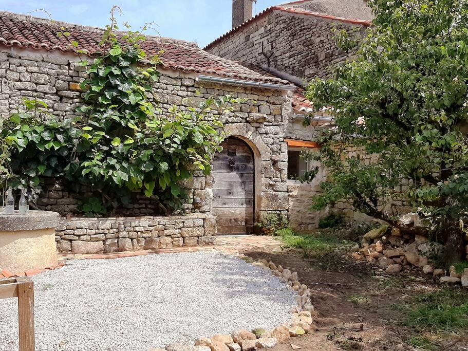 Payré-sur-VendéeLe Fournil de Payré的一座古老的石头建筑,设有门和庭院