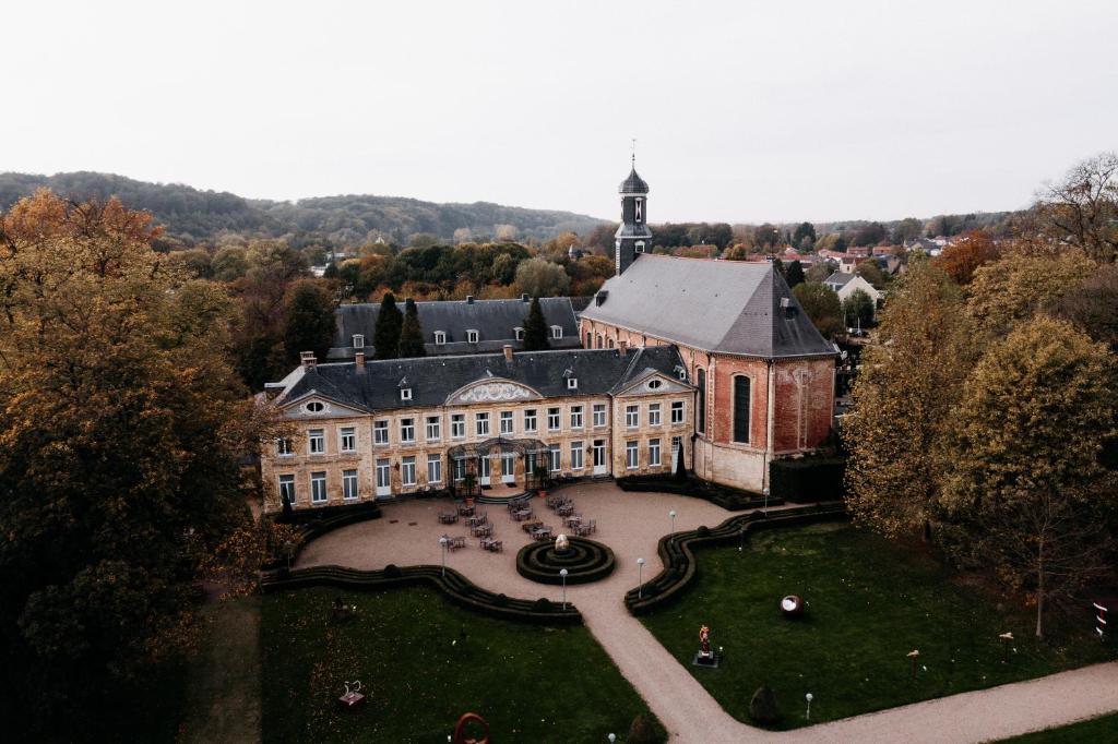 法尔肯堡Château St Gerlach - Oostwegel Collection, member of Relais and Châteaux的享有大建筑空中景致,设有庭院