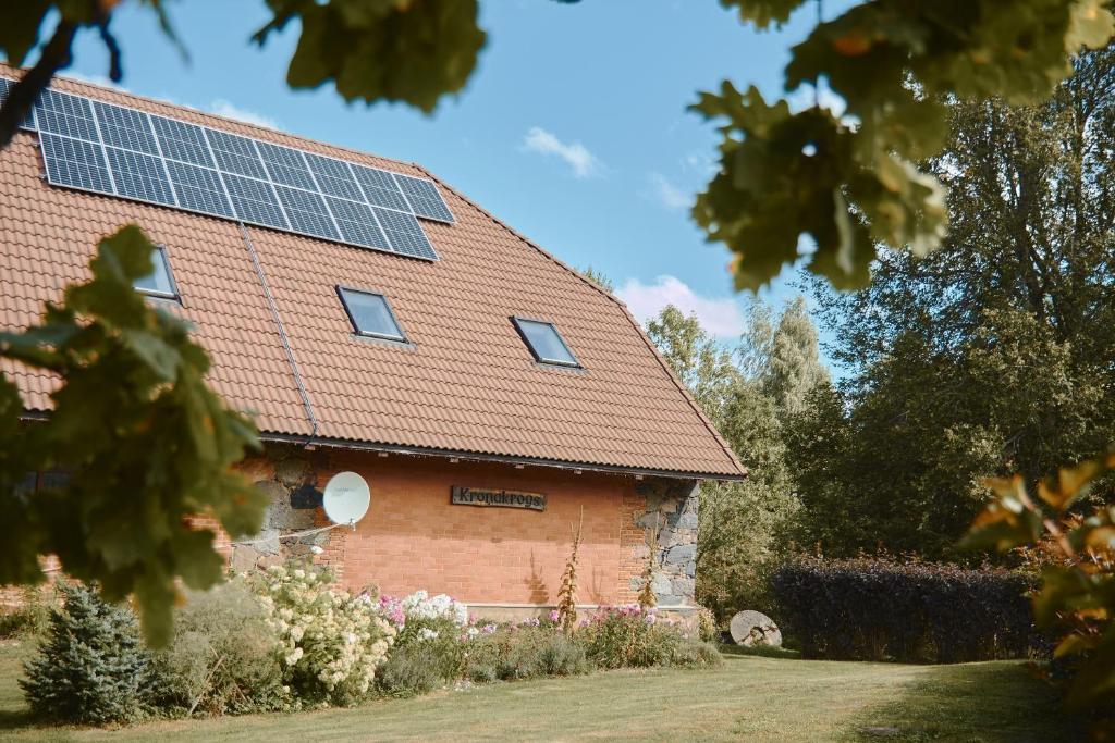 SlavēkaKroņakrogs的屋顶上设有太阳能电池板的房子