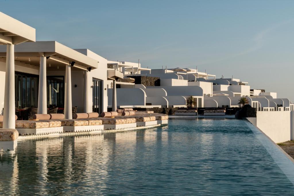 易莫洛林Cresanto Luxury Suites的享有度假村游泳池的景致