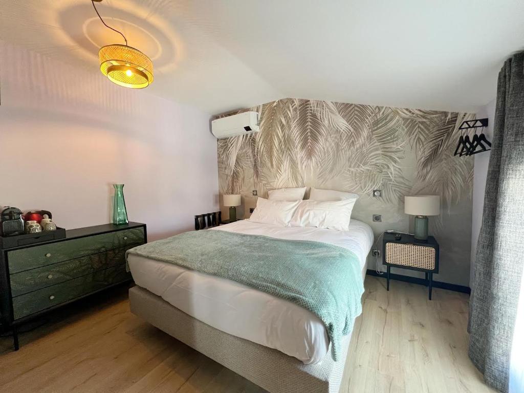 Saint-MardLe240b #4的一间卧室配有一张带绿毯的大床
