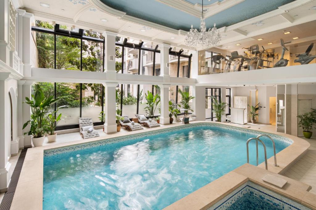 布达佩斯皇庭酒店的一座带窗户的大房子内的游泳池