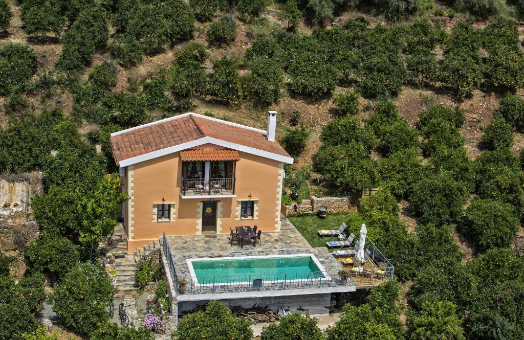 FournésCitrea Villa的享有带游泳池的房屋的空中景致