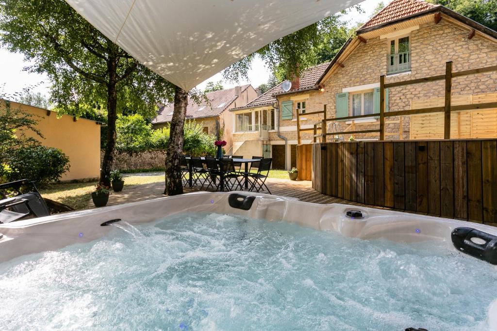 萨尔拉拉卡内达Wonderful house in Sarlat center with heated pool & jaccuzi的房屋后院的热水浴池