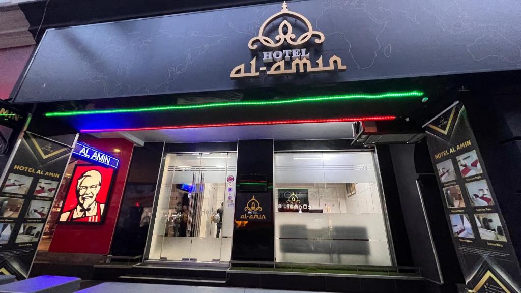 吉隆坡Hotel AL Amin的前面有标牌的商店