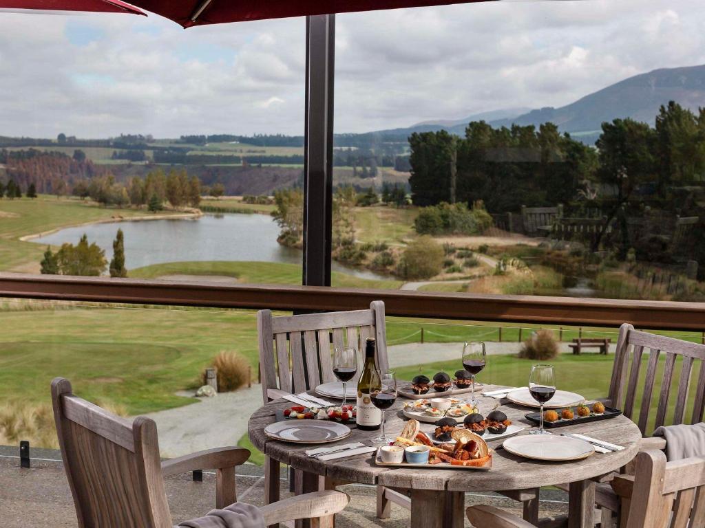 温德维索Fable Terrace Downs Resort by MGallery的一张桌子、食物和酒杯以及大窗户