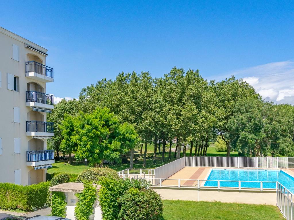 朋泰雷克Apartment Parc de Pontaillac-21 by Interhome的一座游泳池,位于一座建筑旁的院子内