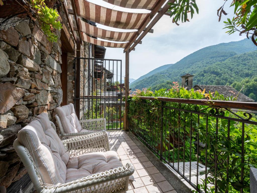 BognancoChalet Il Gianlupo by Interhome的山景阳台,配有两把椅子