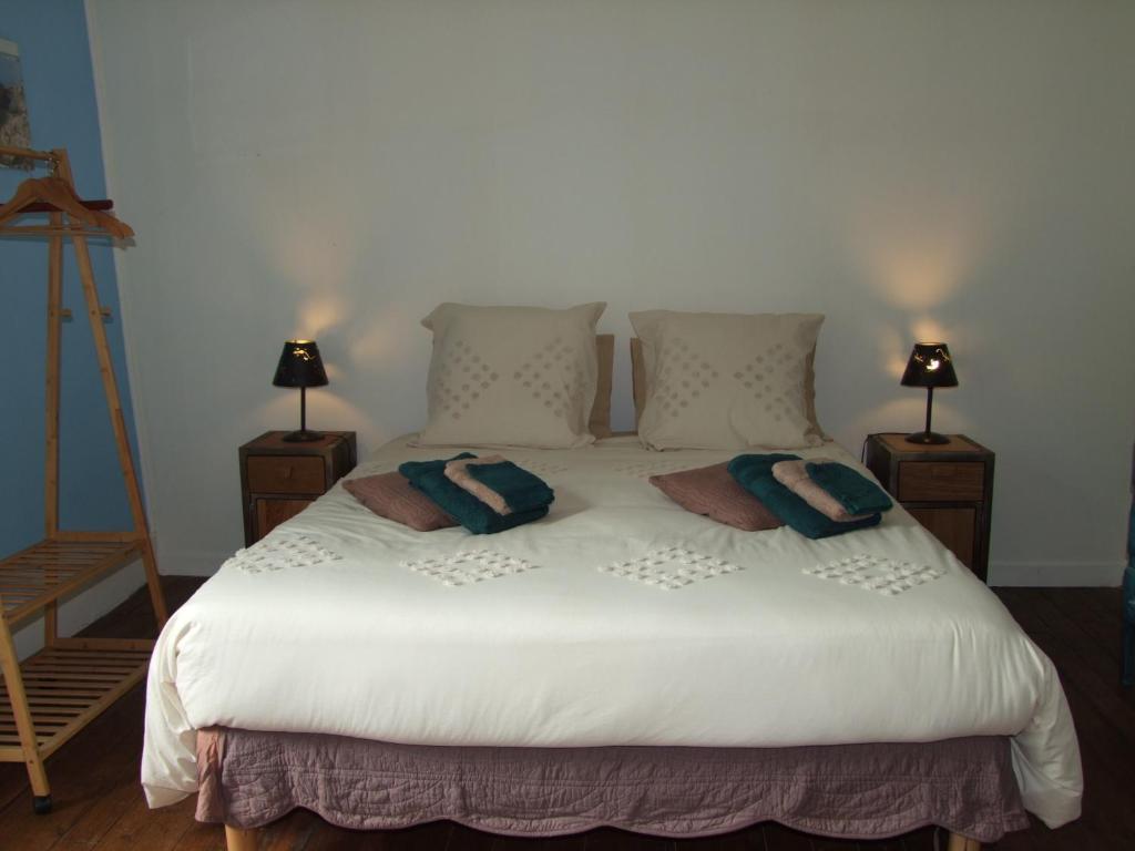 LuzechAu Bois de la Grave的卧室配有白色的床和2个枕头