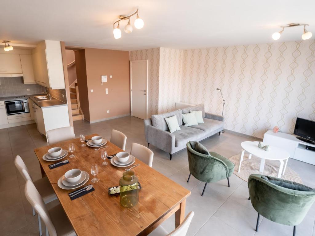 布列登Apartment Residentie Zandloper II by Interhome的客厅配有木桌和椅子