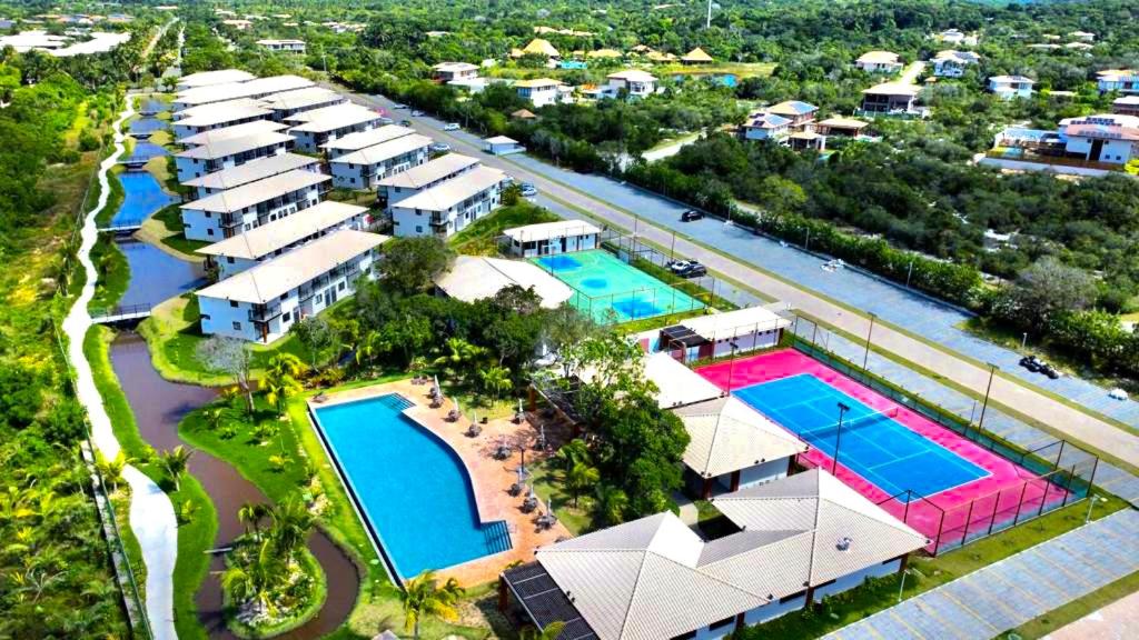马塔迪圣若昂Apartamento Vila do Lago的享有度假胜地的空中景致,设有2个游泳池