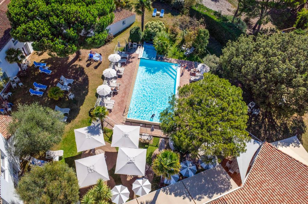 诺亚芒提亚芙蓉塞尔酒店的享有带遮阳伞的游泳池的顶部景致