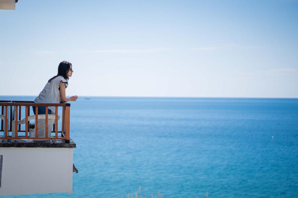 卡梅罗塔码头卡兰卡酒店的坐在一个海景阳台上的女人