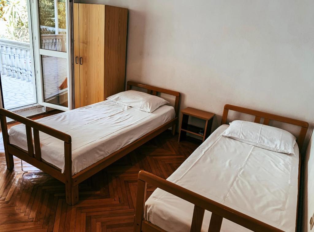 蒂瓦特Peaceful, Cosy Tivat Guesthouse的小型客房 - 带2张床和窗户