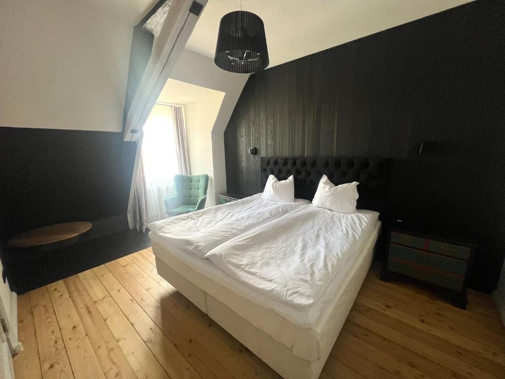 斯伽尔达Rezidence Wannas Self Check in的一间卧室配有一张带白色床单的床和一扇窗户。