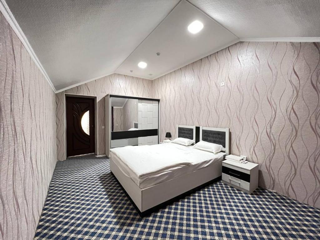 费尔干纳Orom Hotel Fergana的卧室配有一张白色大床