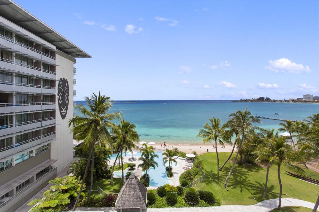 努美阿城堡皇家海滩度假村及Spa，努美阿的从酒店阳台可欣赏到海滩景色