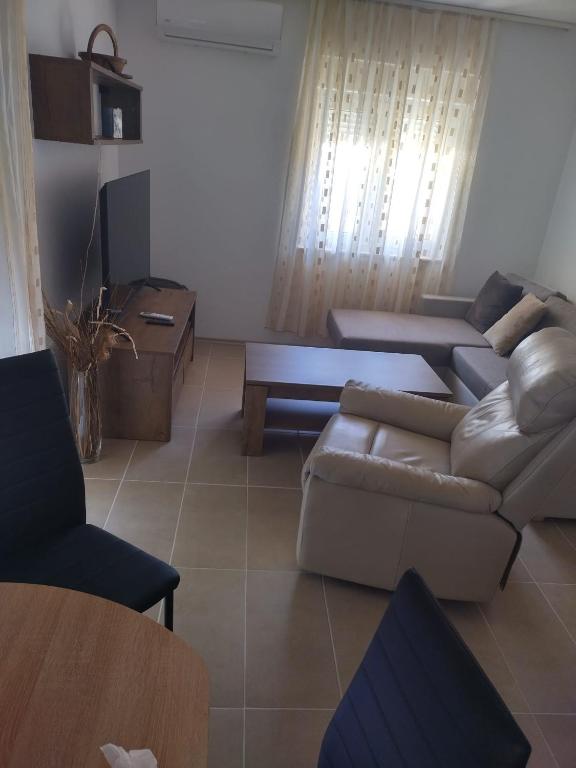 格拉达茨Apartments Miličević的客厅配有沙发和桌子