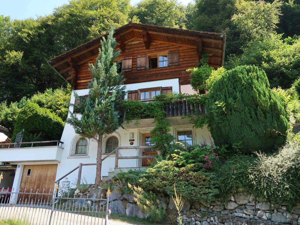 普拉格耶纳茨Holiday Home Chalet Bergnest by Interhome的一座树木和灌木丛的小山上的房子