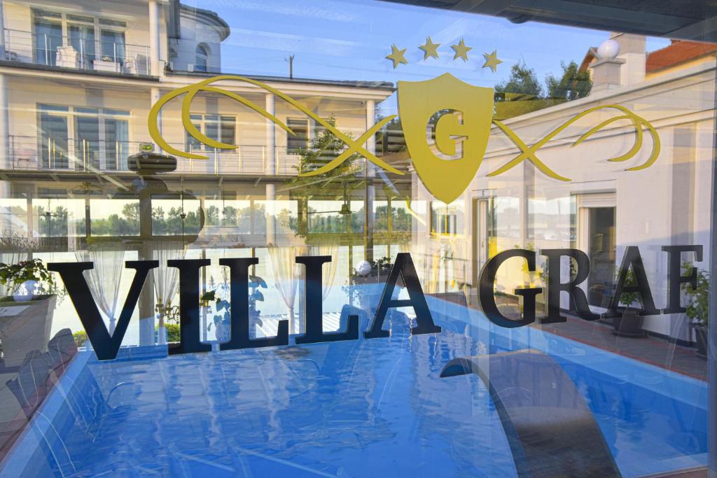 斯梅代雷沃Apartments Villa Graf的游泳池酒店标志