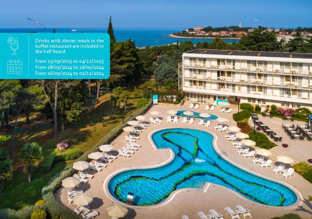诺维格勒伊斯特拉阿米尼斯拉古娜酒店的享有酒店空中美景,设有游泳池