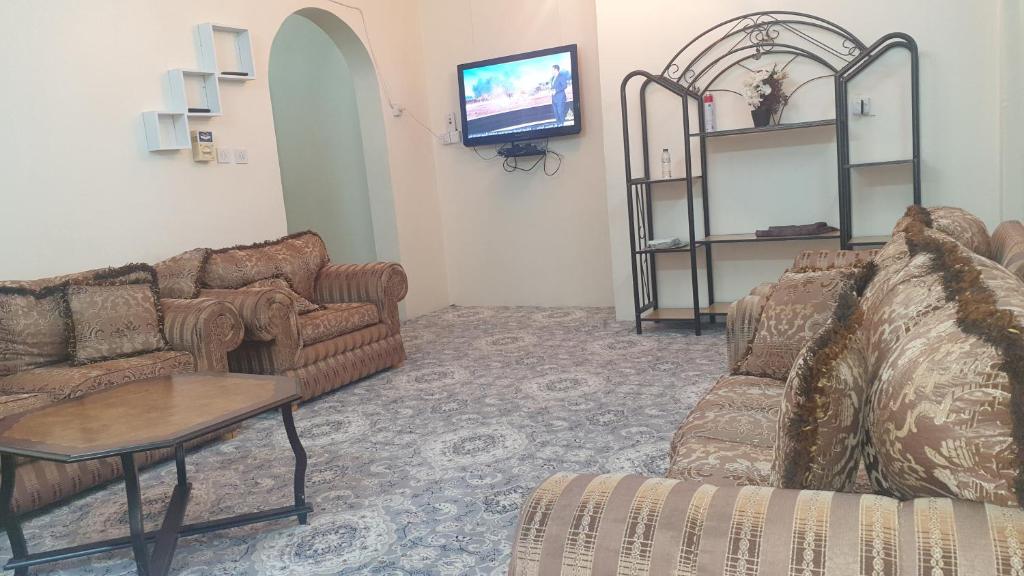 麦地那Madinah Anbariah的客厅配有两张沙发和一台电视机