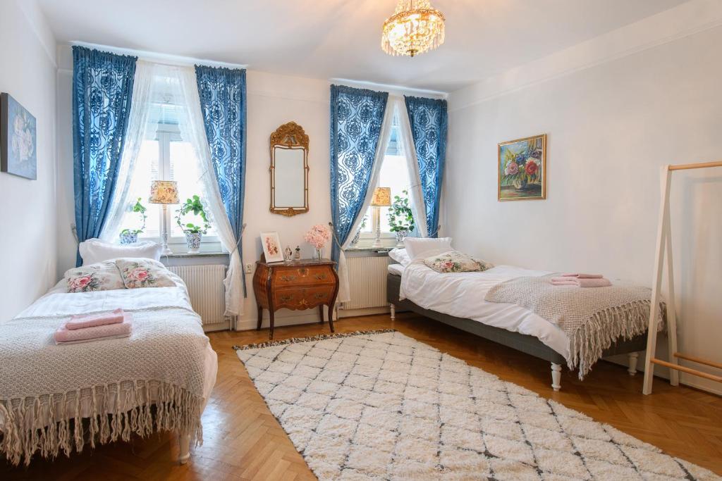 诺尔雪平HoMade B&B, Gamla Stan的一间卧室设有两张床和两个窗户。