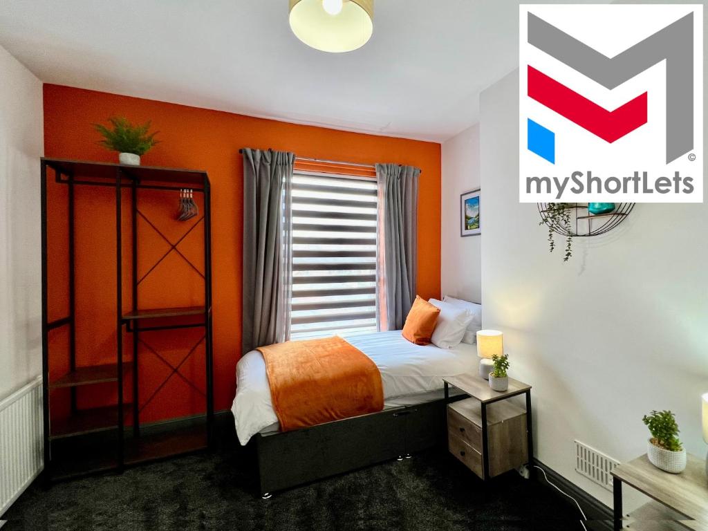 诺丁汉Birkin House - Great for Contractors or Family Holidays的一间卧室拥有橙色的墙壁、一张床和窗户