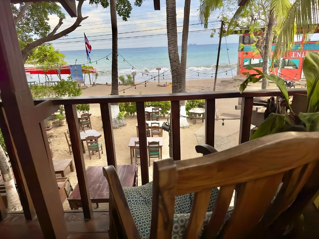 巴希利托Rustic Beach Front Hotel Brasilito的从度假村的阳台上可欣赏到海滩景色