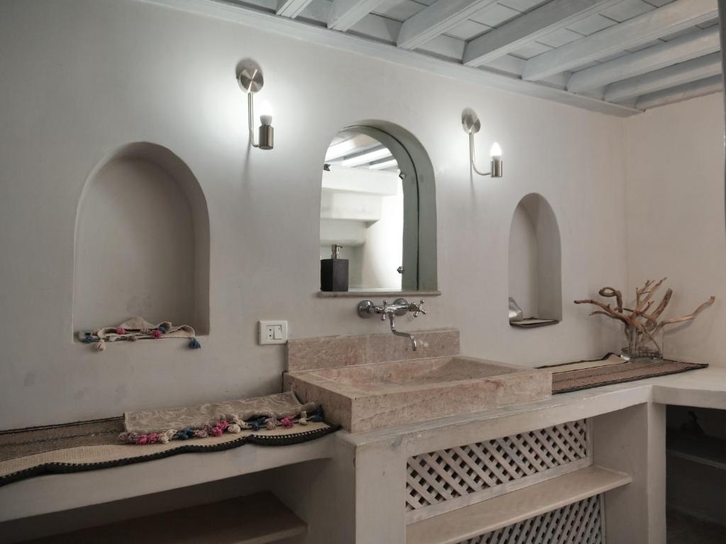 乌姆苏克Dar Ennour Djerbahood Erriadh的一间带水槽和镜子的浴室