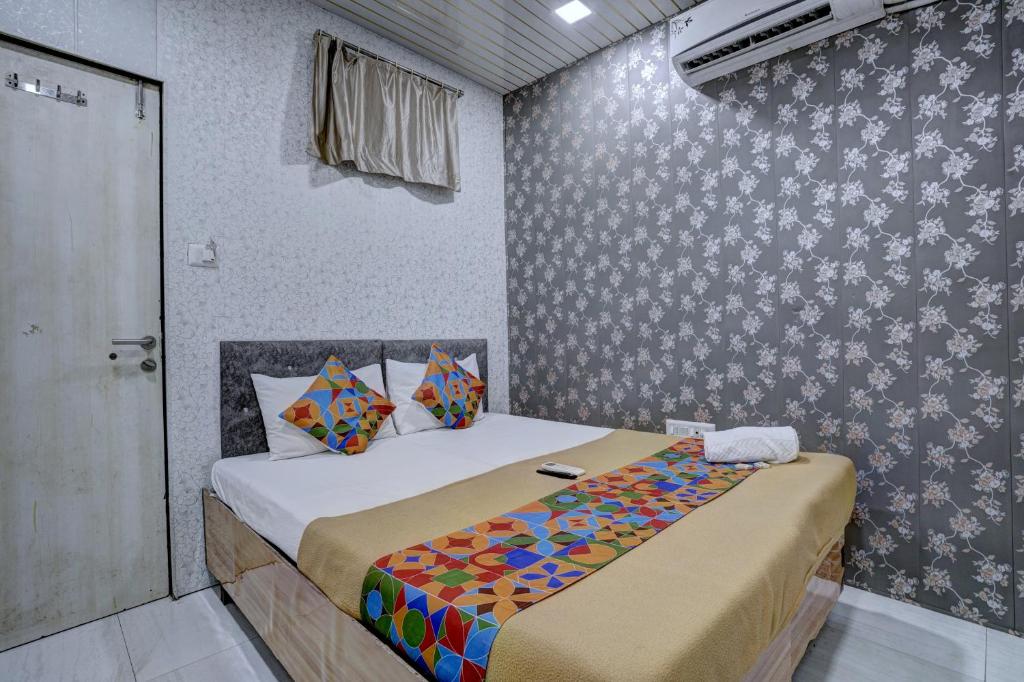 孟买Hotel Saini,Mumbai的一间卧室,配有两张床