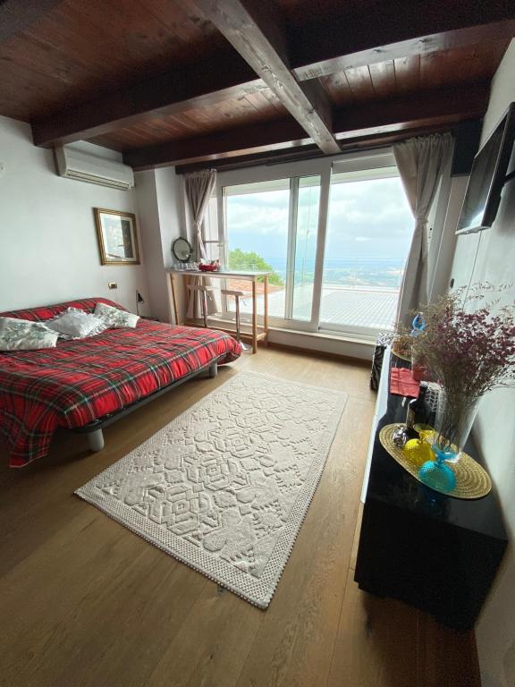 瓦拉爪贡San Marino Skyline - Dante的一间卧室设有一张床和一个大窗户