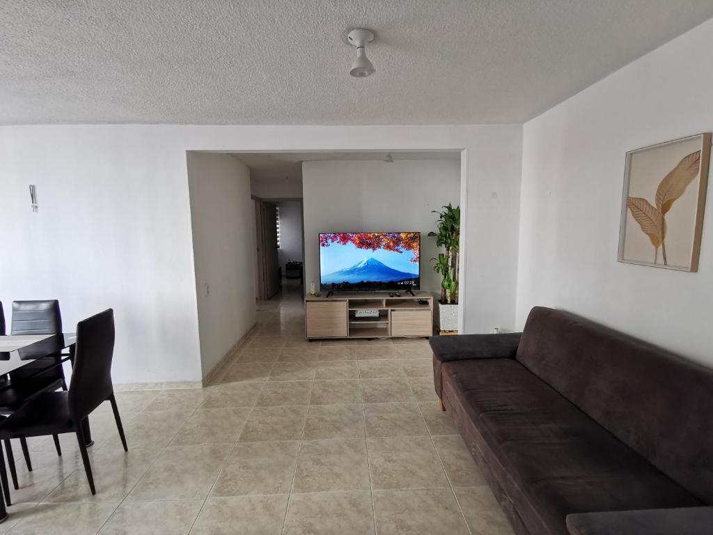 布卡拉曼加Mi hogar - Apartamento familiar en Bucaramanga的带沙发和平面电视的客厅