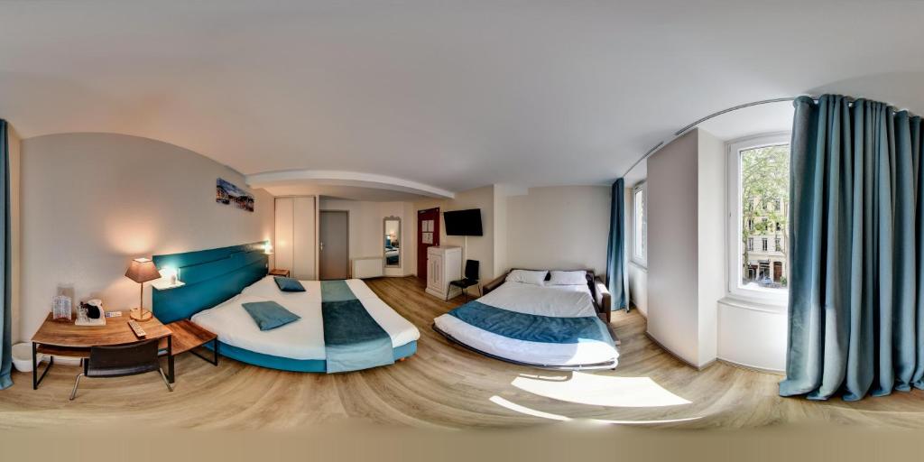 里昂公园酒店的一间带两张床的卧室和一间客厅