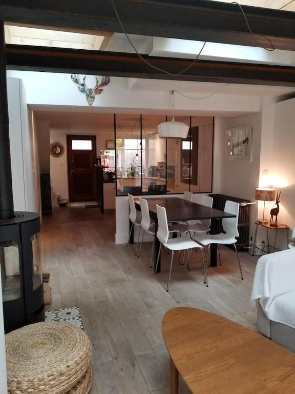 克莱蒙费朗Maison hypercentre calme, terrasse, garage, poêle的用餐室以及带桌椅的起居室。