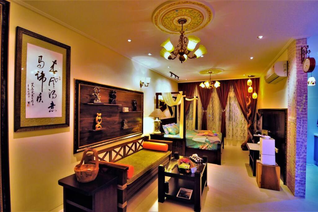 古晋Boutique Studio with exclusive views and amenities的客厅配有沙发和一张位于房间的床