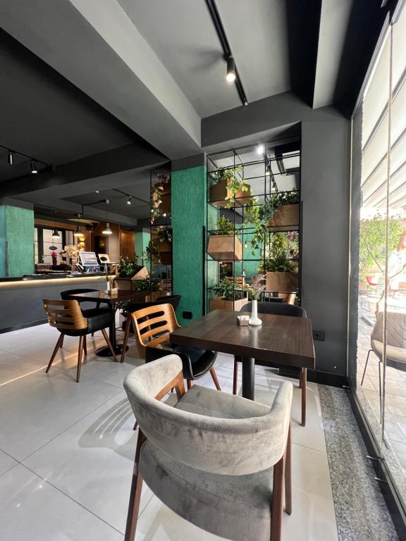 地拉那Vila 90 Boutique Hotel的一间带桌椅的用餐室