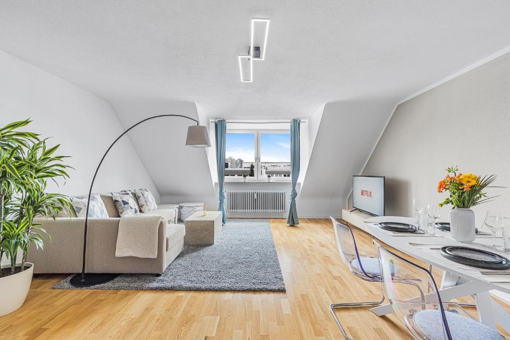慕尼黑PRIME: Design Apartment für 4 - Zentrale Lage的客厅配有沙发和桌子