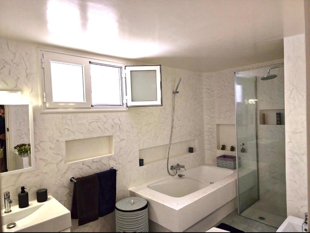 纳布勒Villa de Charme Adultes Only的白色的浴室设有浴缸和水槽。