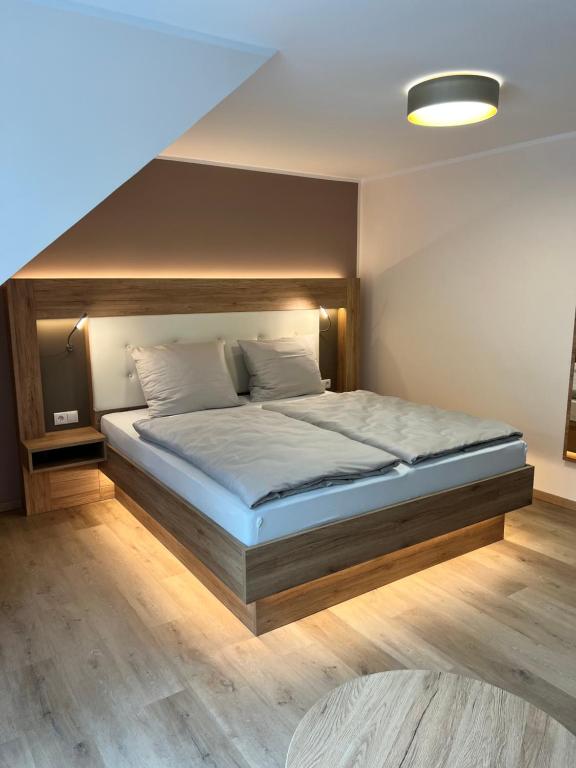 Holtlander NückeHotel Preyt -Self Check In-的一间卧室,卧室内配有一张大床