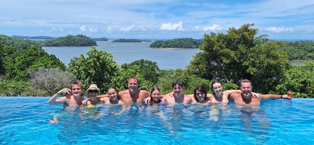 博卡奇卡Boca Chica Bay Eco Lodge的一群人在游泳池里