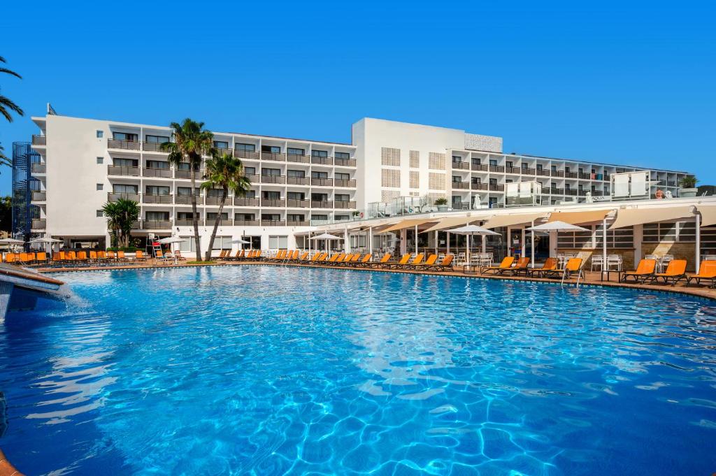 普拉亚登博萨Hotel Vibra Mare Nostrum的酒店前方的大型游泳池